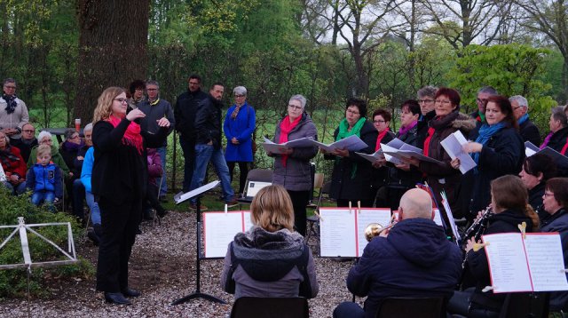 Efkes stille staon bie (vrijdag  5 mei 2017)